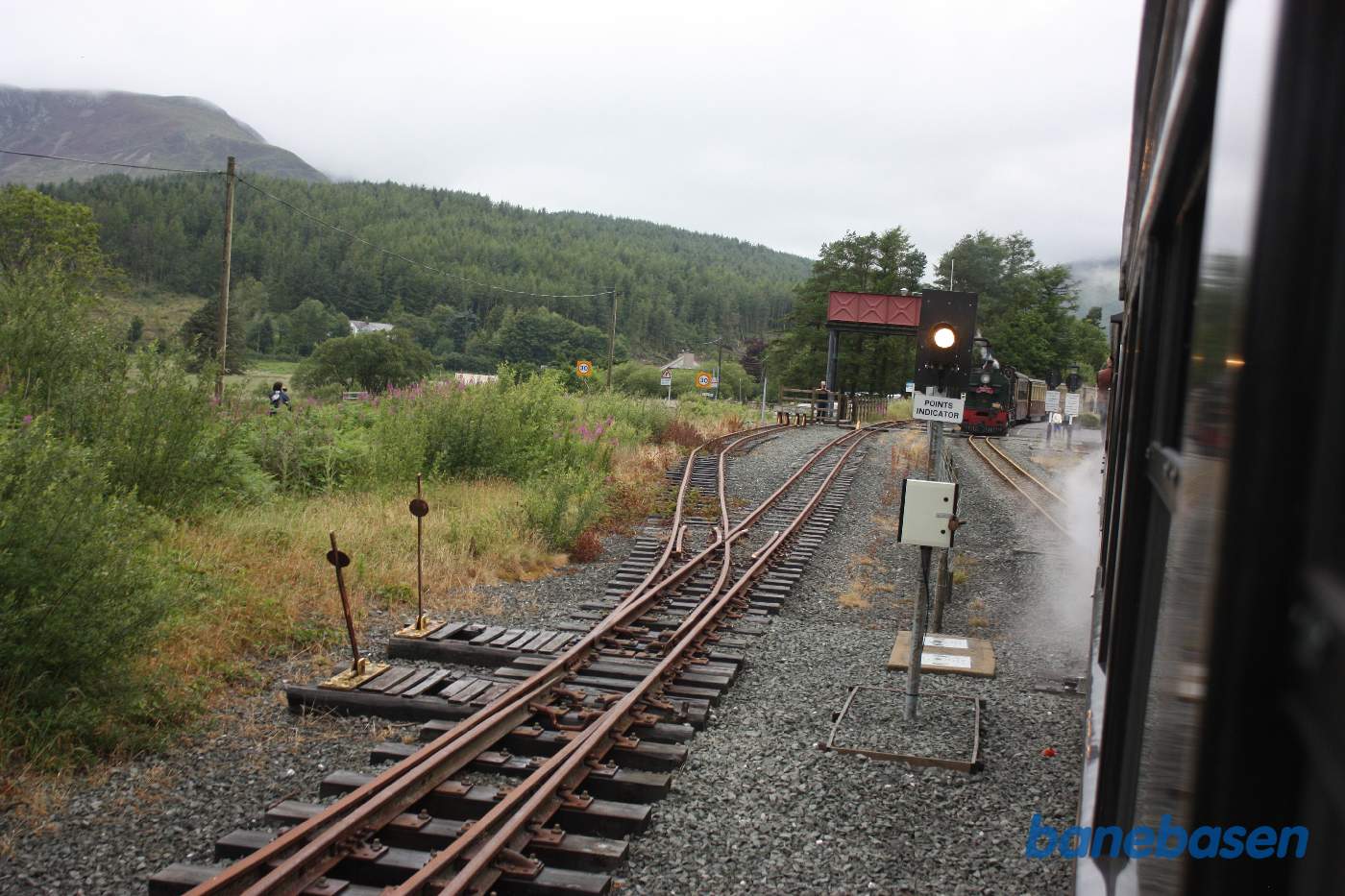 Damptoget på vej ind på stationen