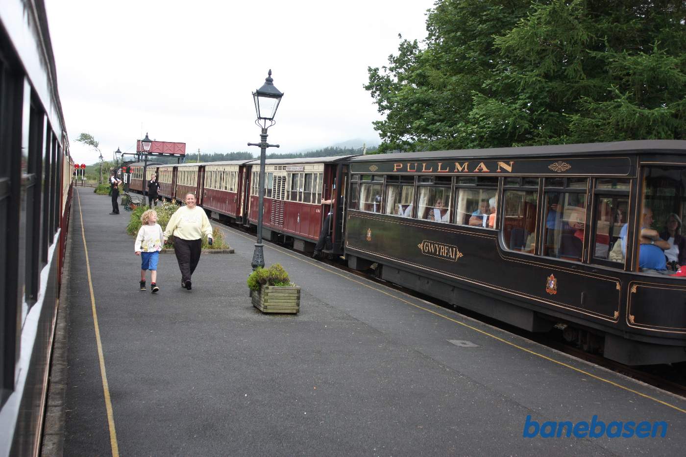 De 2 damptog ved perron