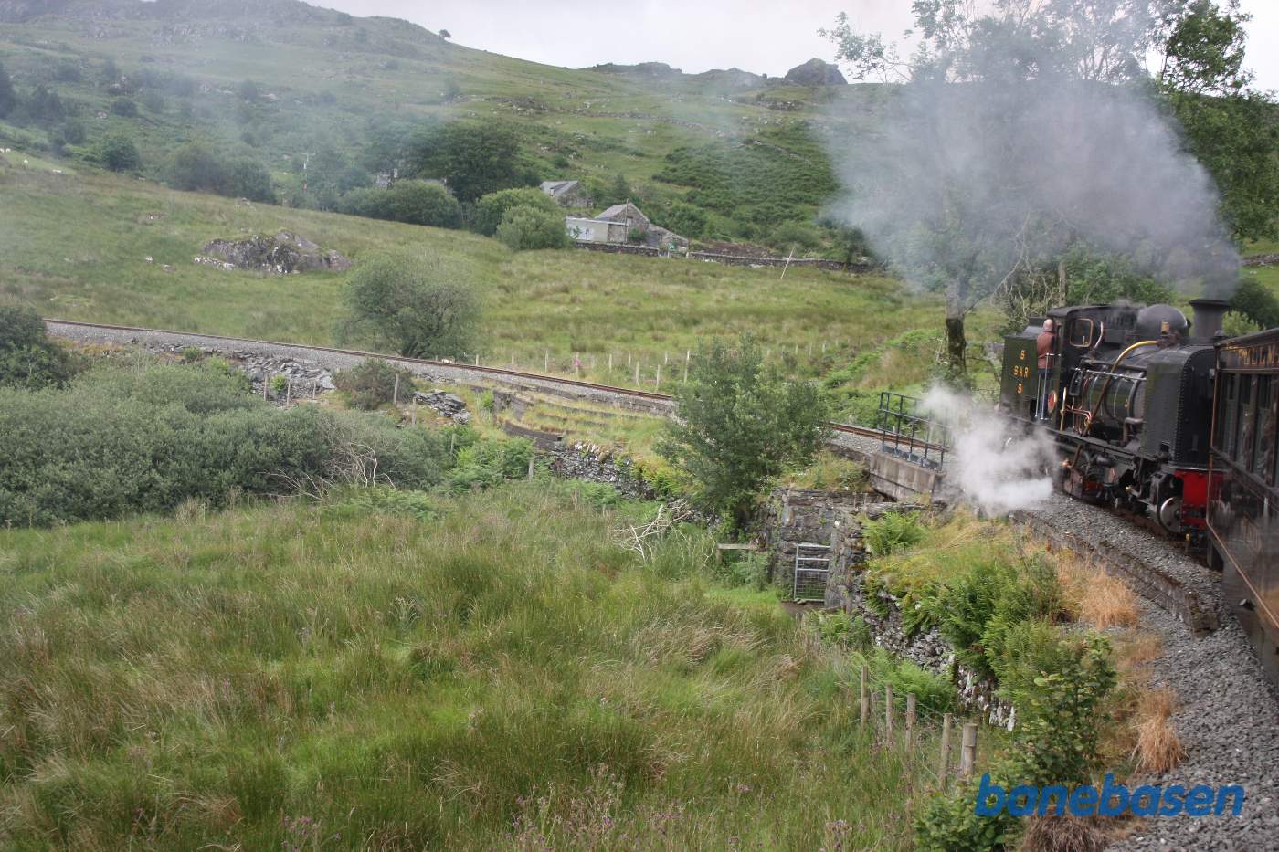 Mellem Snowdon Ranger og Plas y Nant slynger banen sig gennem det flotte landskab