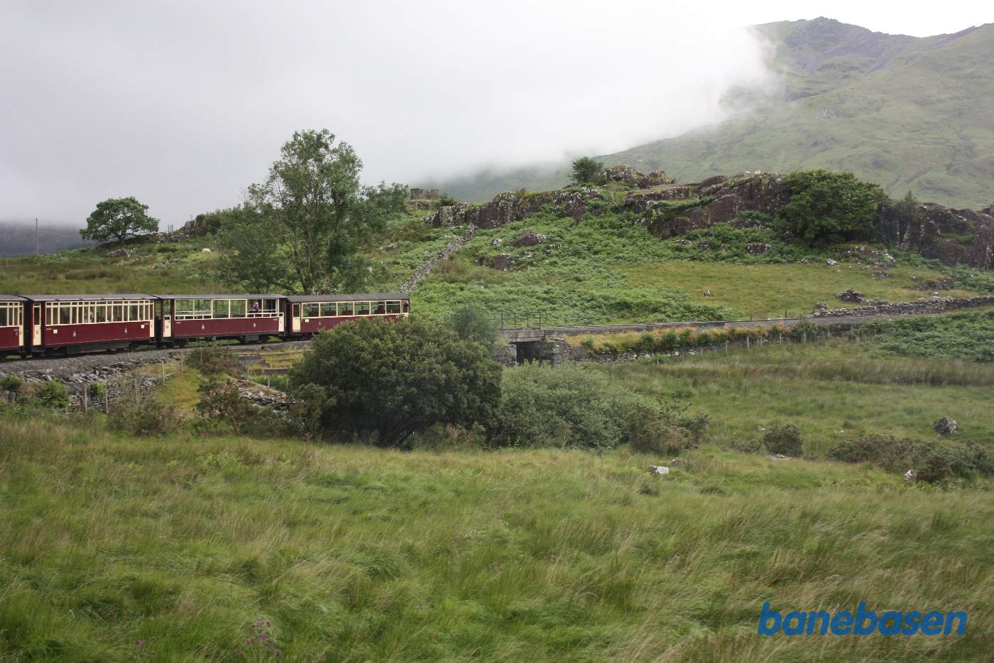 Mellem Snowdon Ranger og Plas y Nant slynger banen sig gennem det flotte landskab