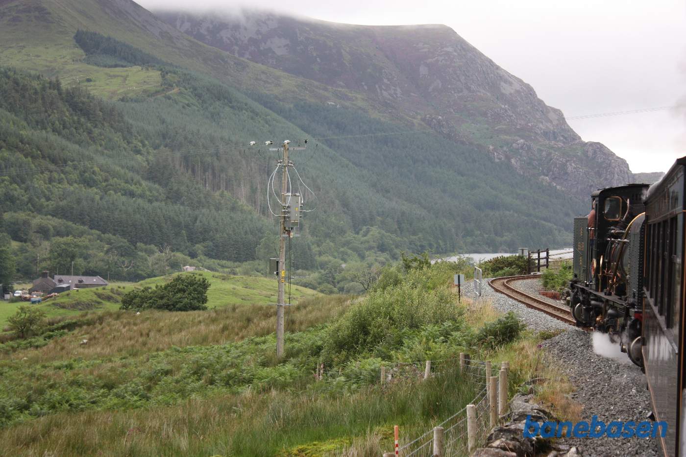 Mellem Snowdon Ranger og Plas y Nant slynger banen sig gennem det flotte landskab