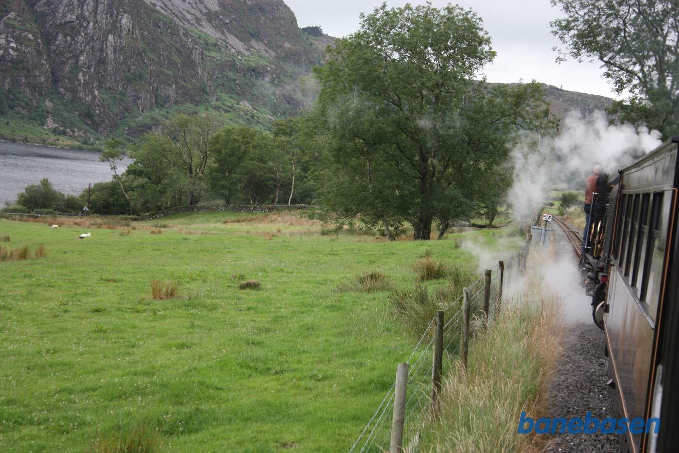 Mellem Snowdon Ranger og Plas y Nant slynger banen sig gennem det flotte landskab. Lake Llyn Cwellyn skimtes nede til venstre