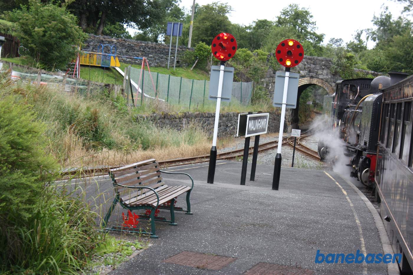 Damptoget kører videre, signaler for enden af perronen