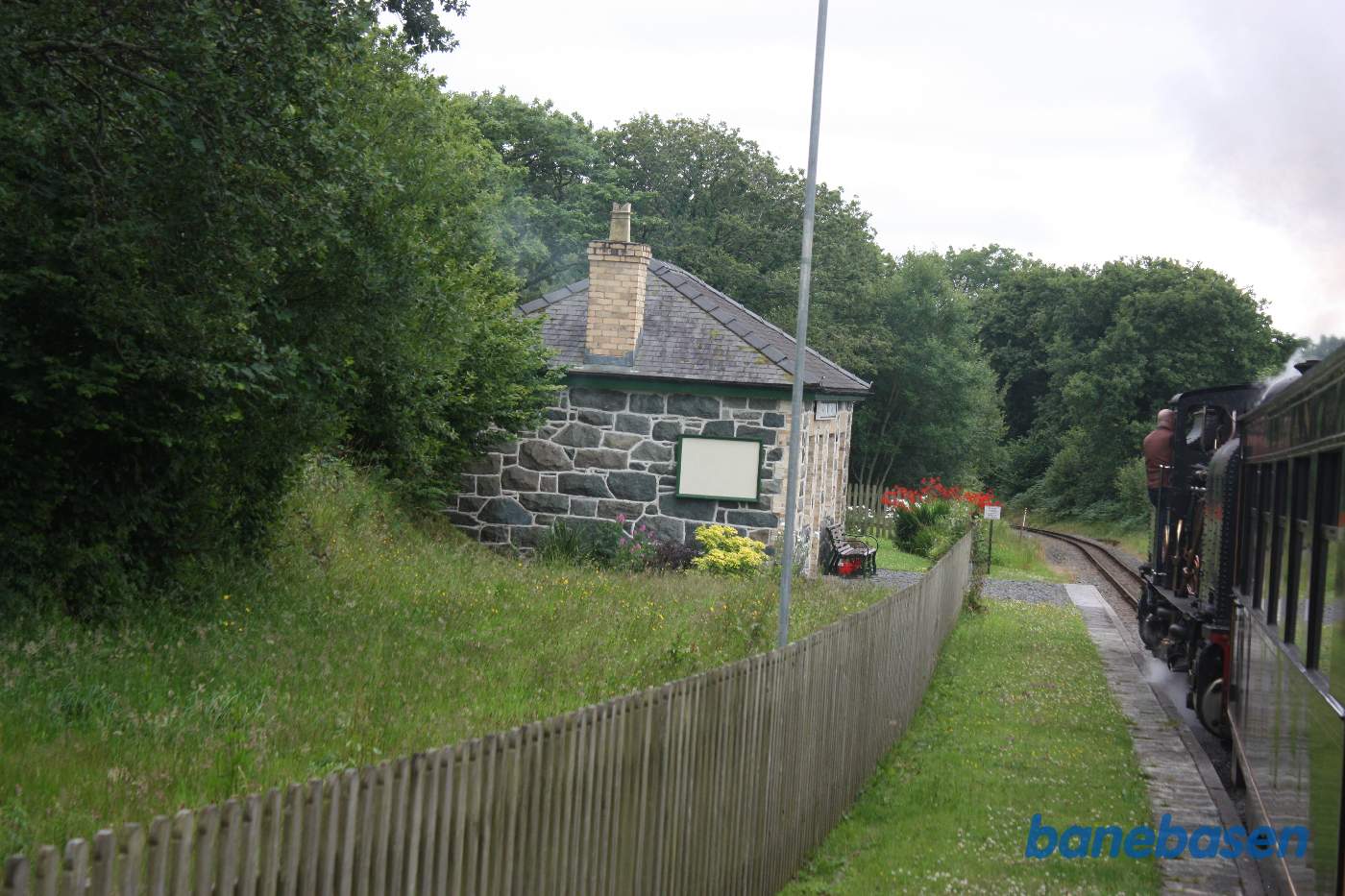 Damptoget suser forbi det lille trinbræt
