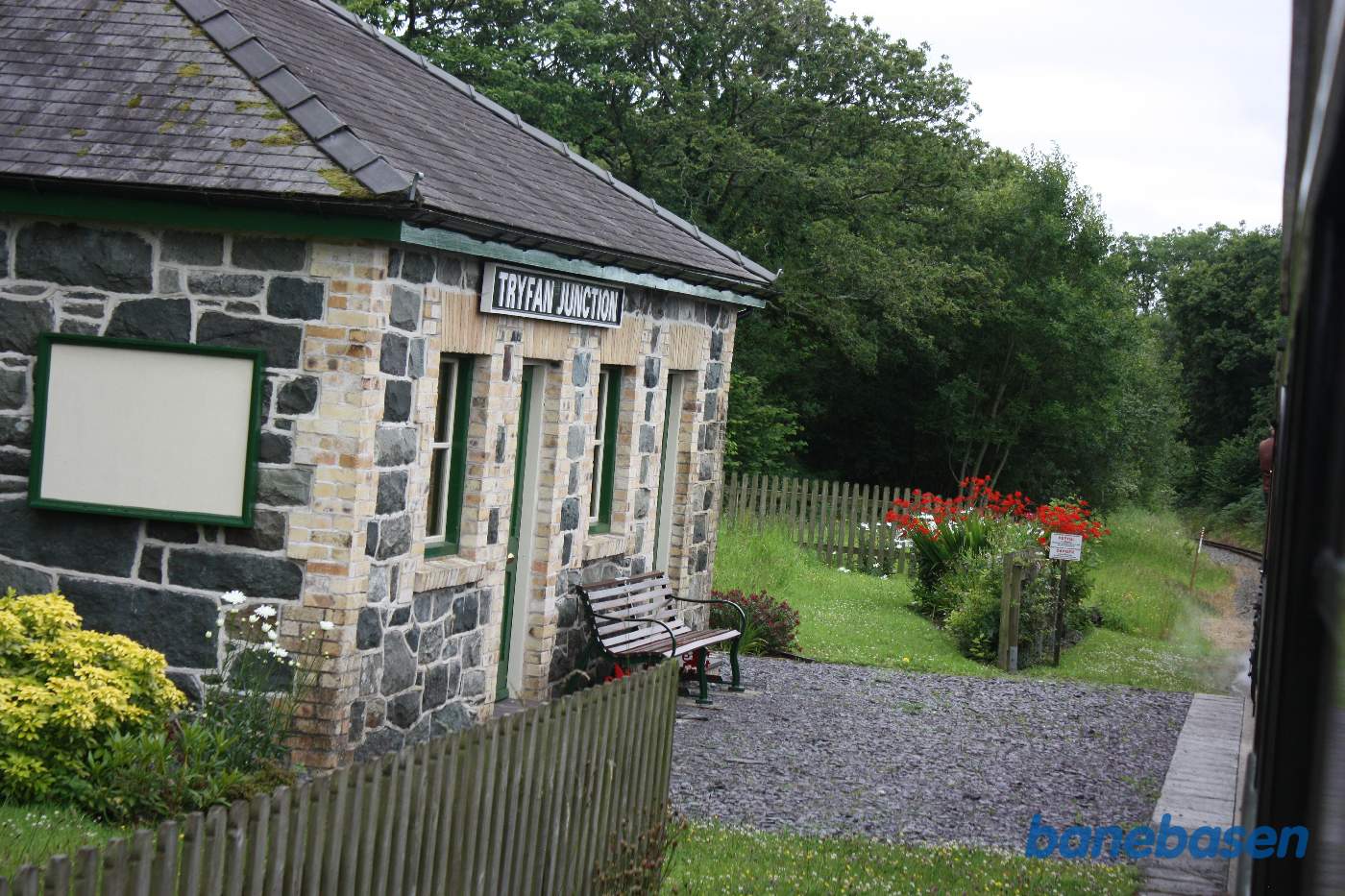 Ventehuset til venstre på perronen