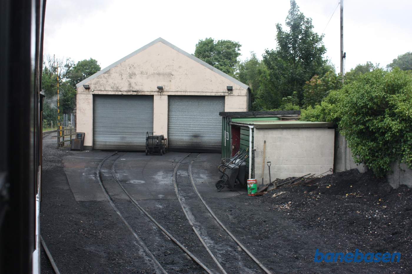 På vej ind på stationen passerer man en vognhal