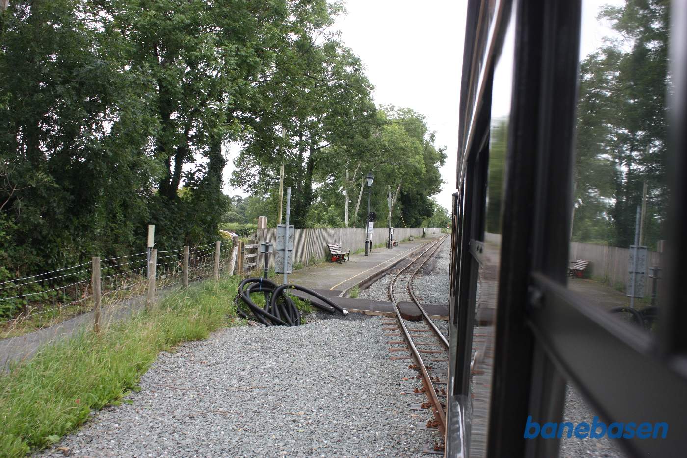 Dinas er en større station med 3 perronspor