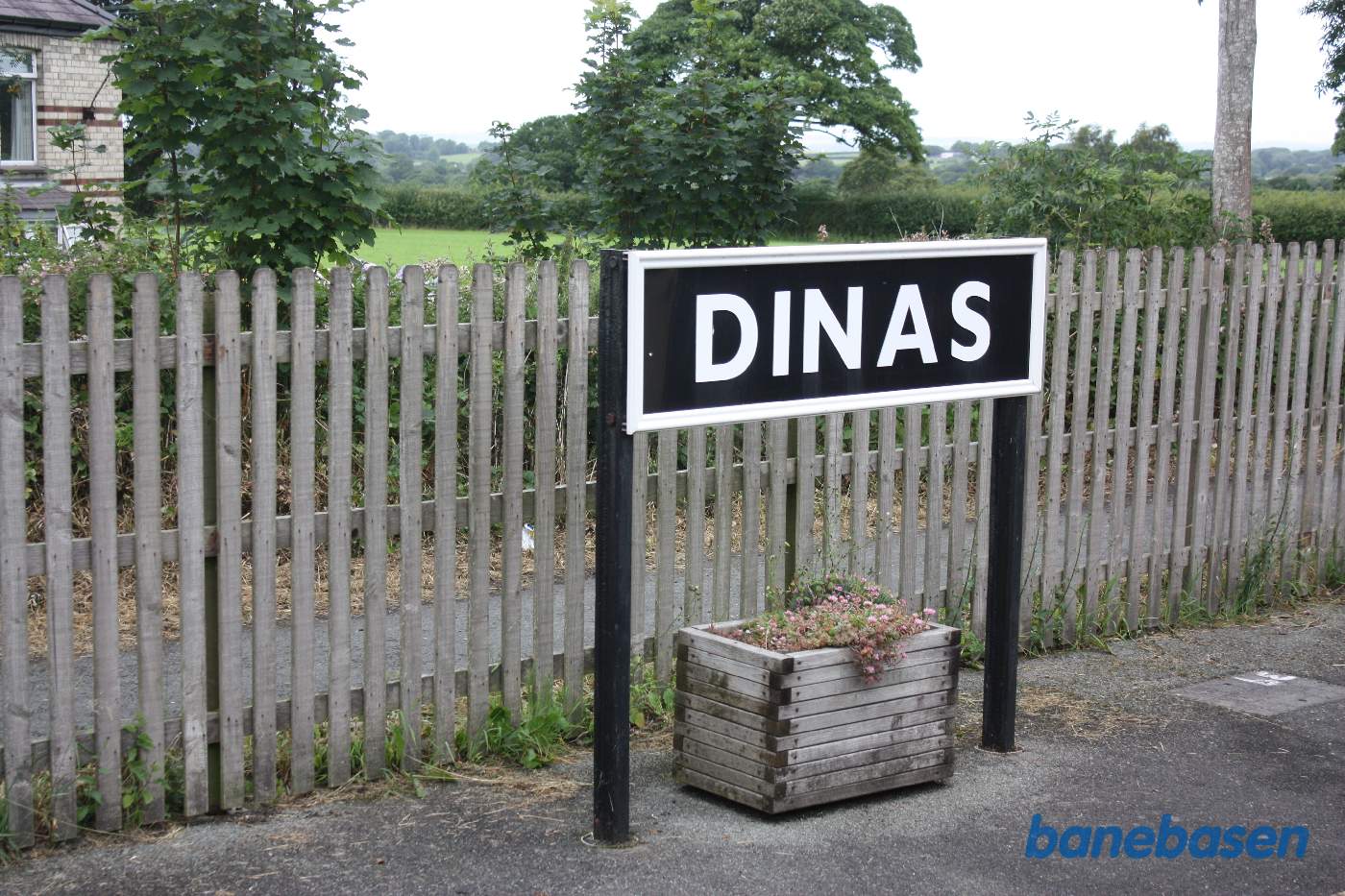 Stationsskiltet på perronen