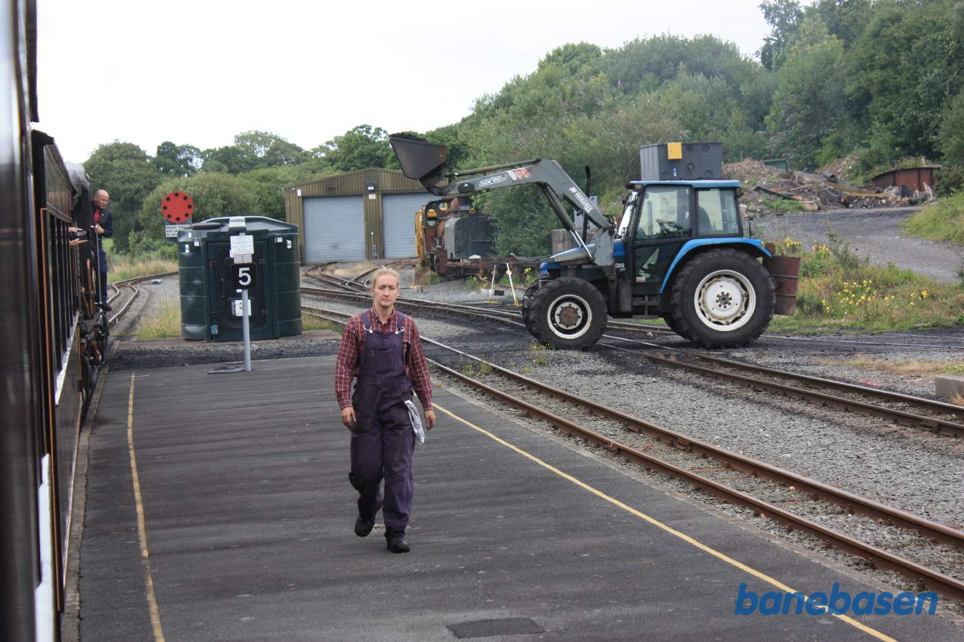 Fyrbøderen på vej hen ad perronen