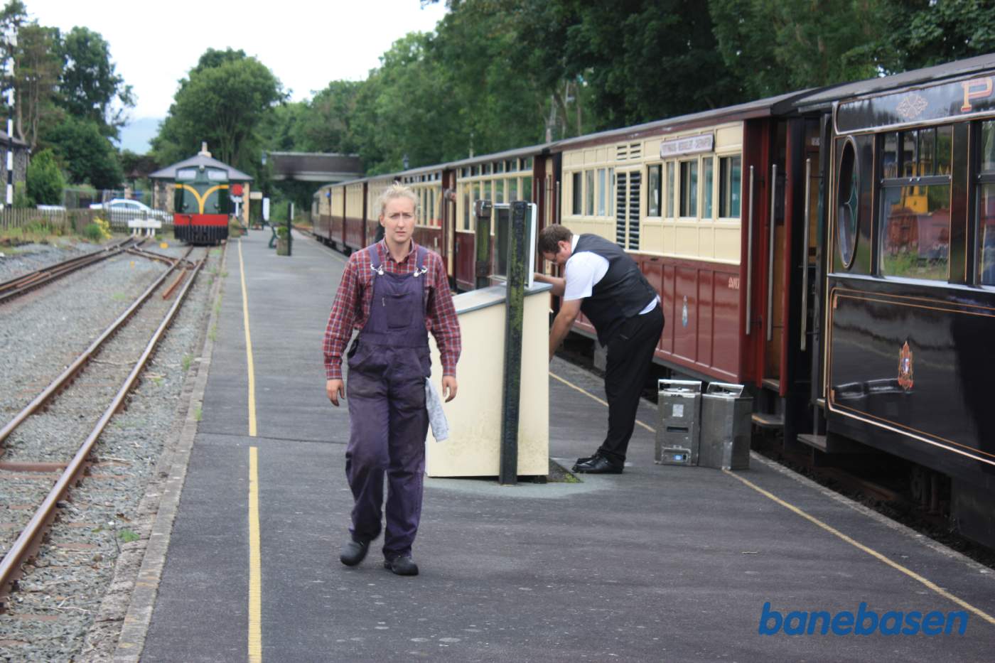 Fyrbøderen på vej tilbage til lokomotivet