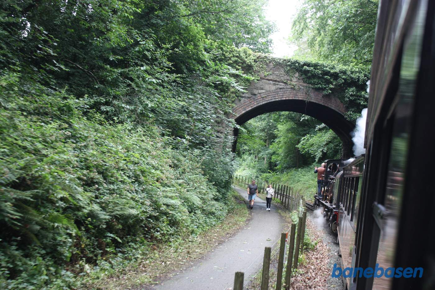 Bane og gangsti går under en bro