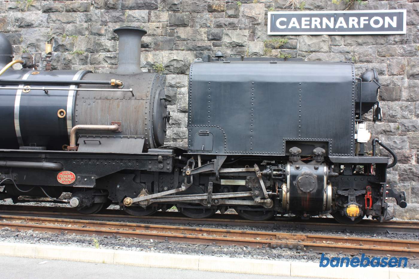 Stationsskiltet på stenvæggen