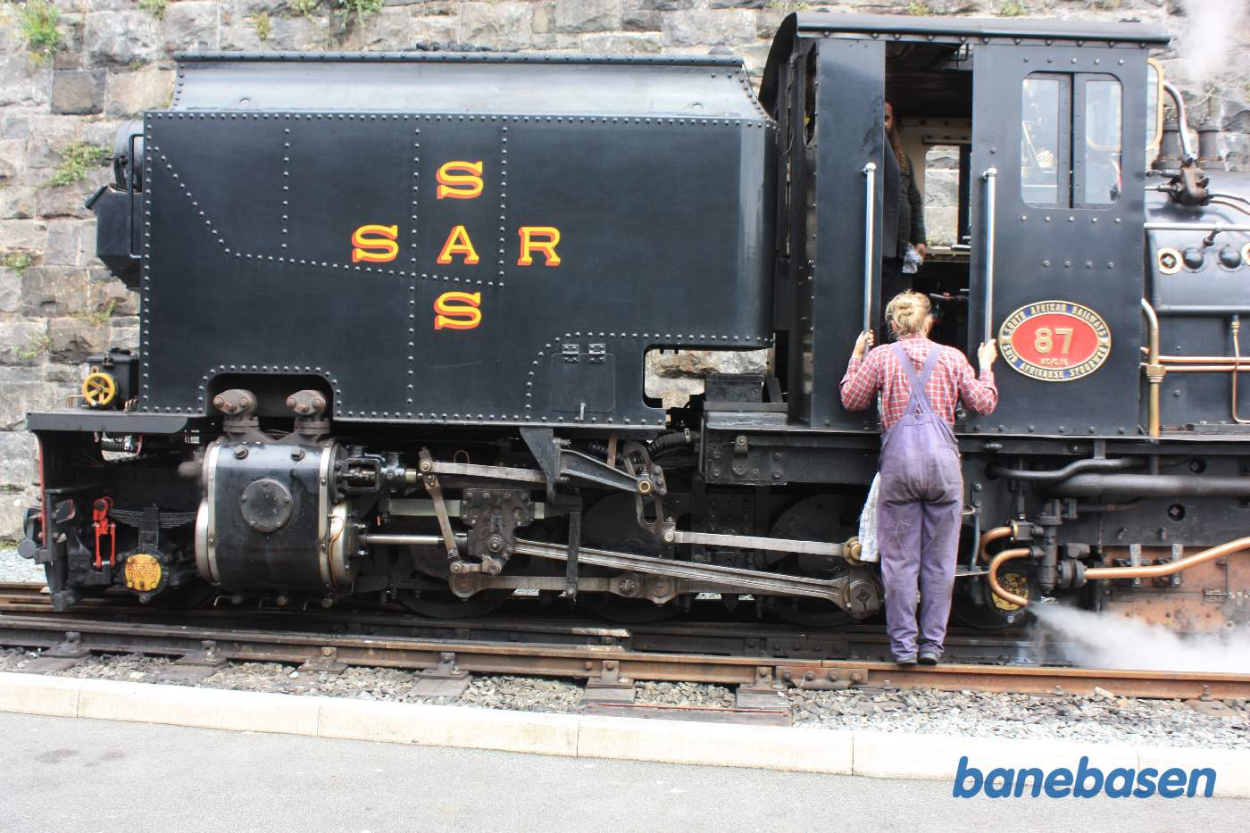 Fyrbøderen kigger op i førerhuset