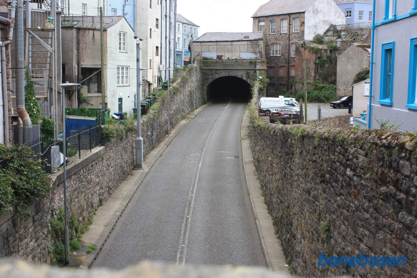 Vejen inde bag husene