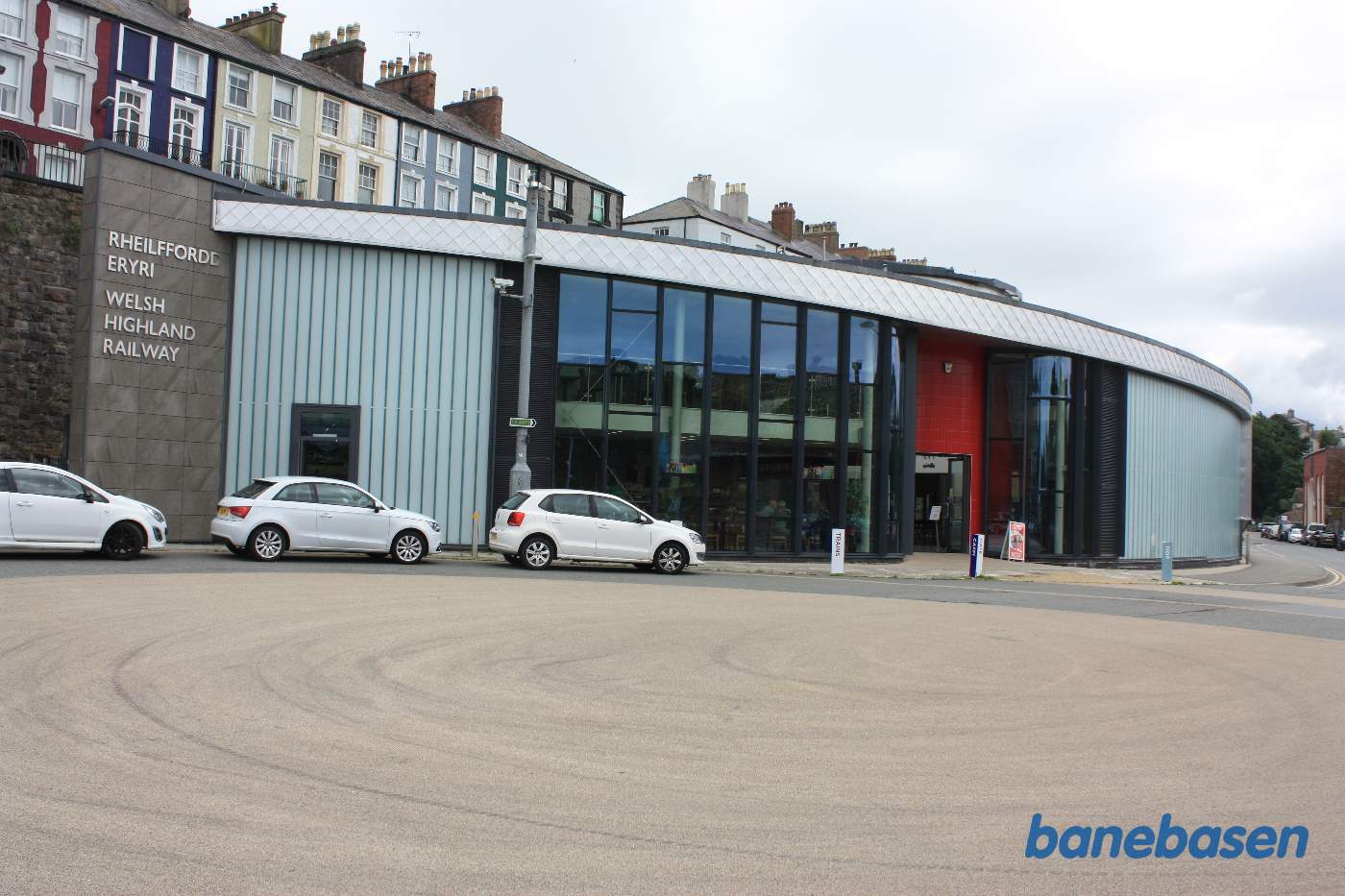 Den nyopførte stationsbygning set fra gaden