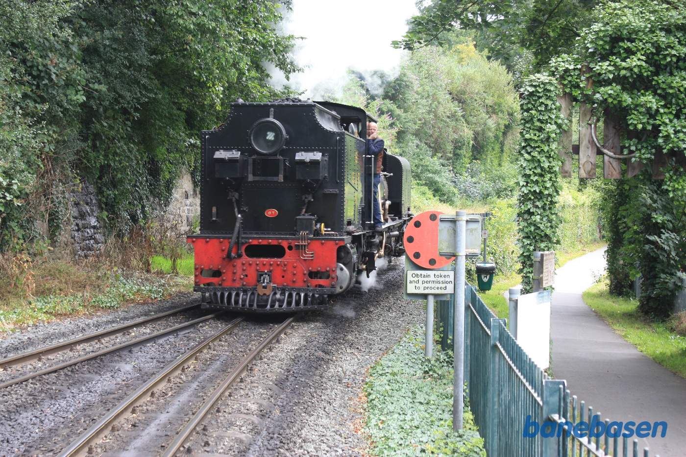Damplokomotivet rangerer til vognene