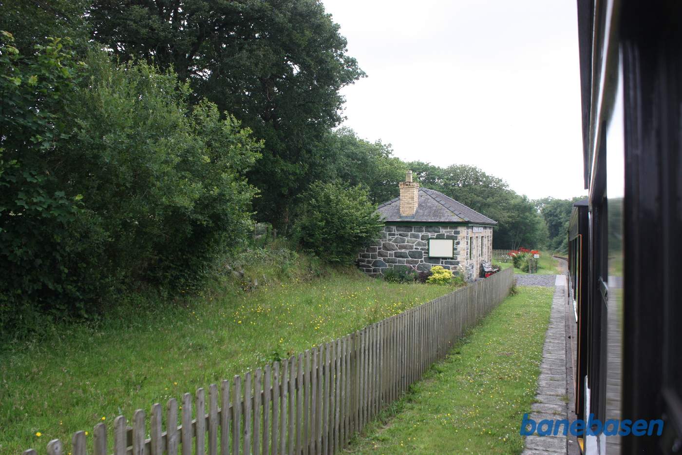 Toget suser forbi det lille trinbræt