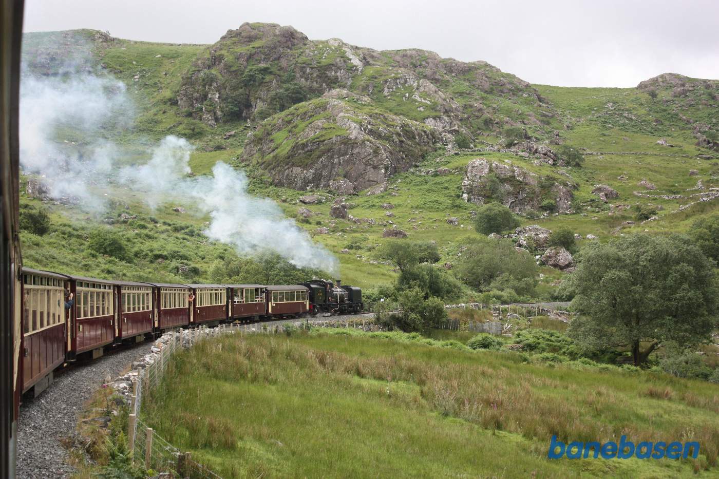 Toget kører gennem det flotte landskab