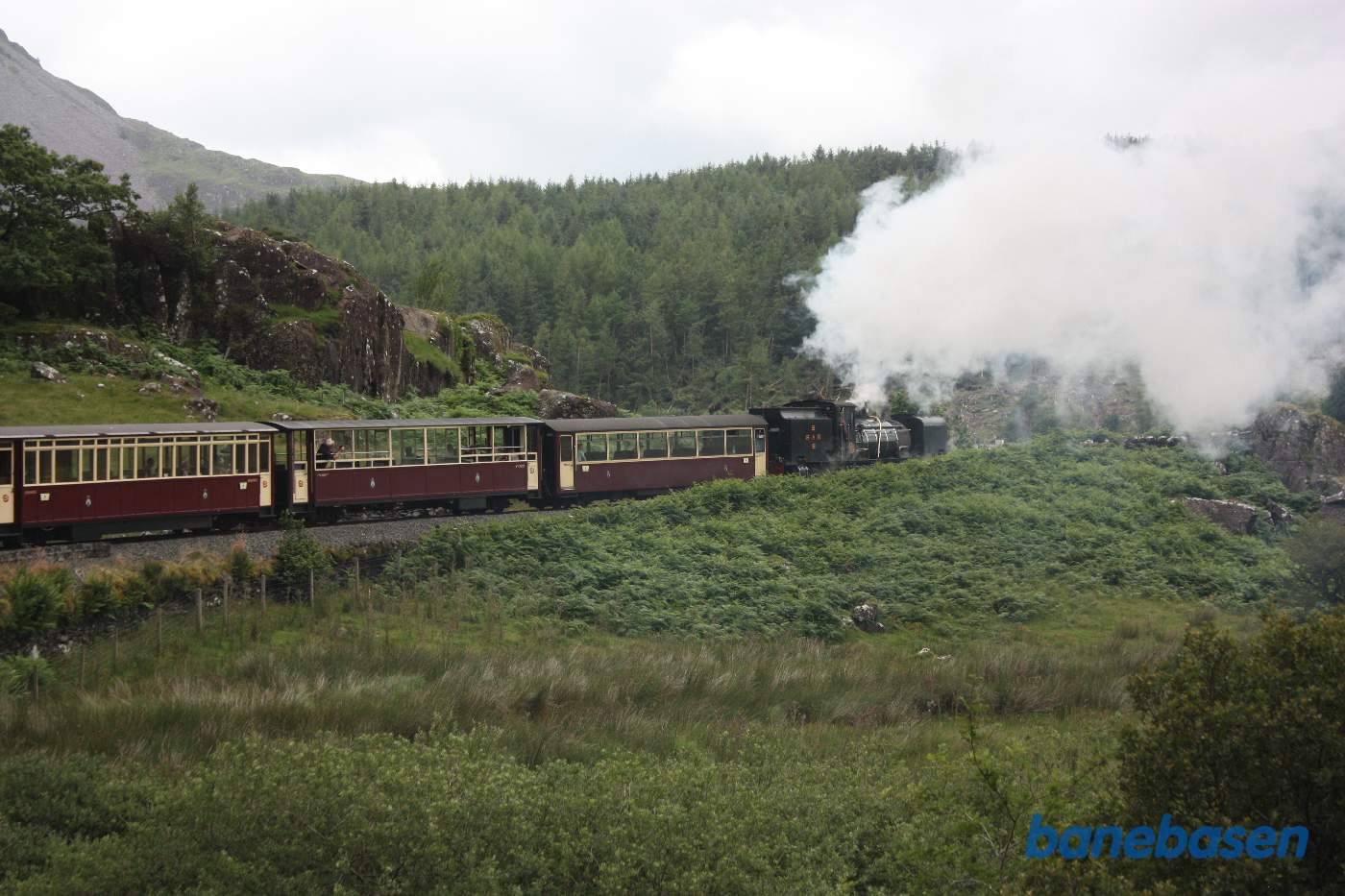 Toget kører gennem det flotte landskab