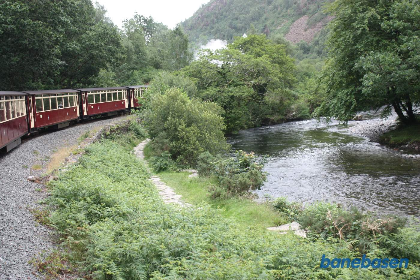Vi kører langs floden, af og til kan man se vejen til højre, på den anden side af floden