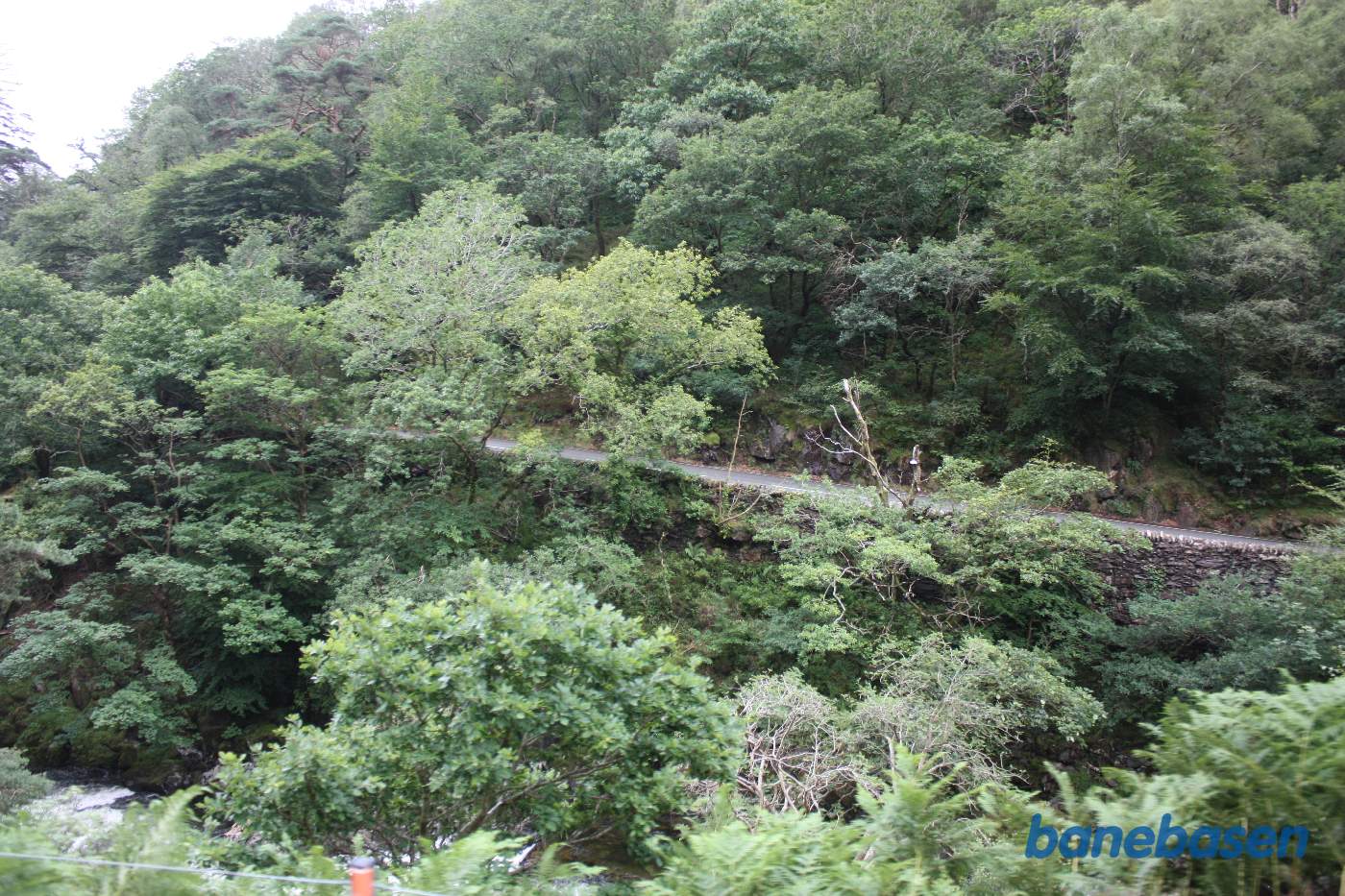 Vejen på den anden side af floden, hvor jeg i 1976 kørte i bil