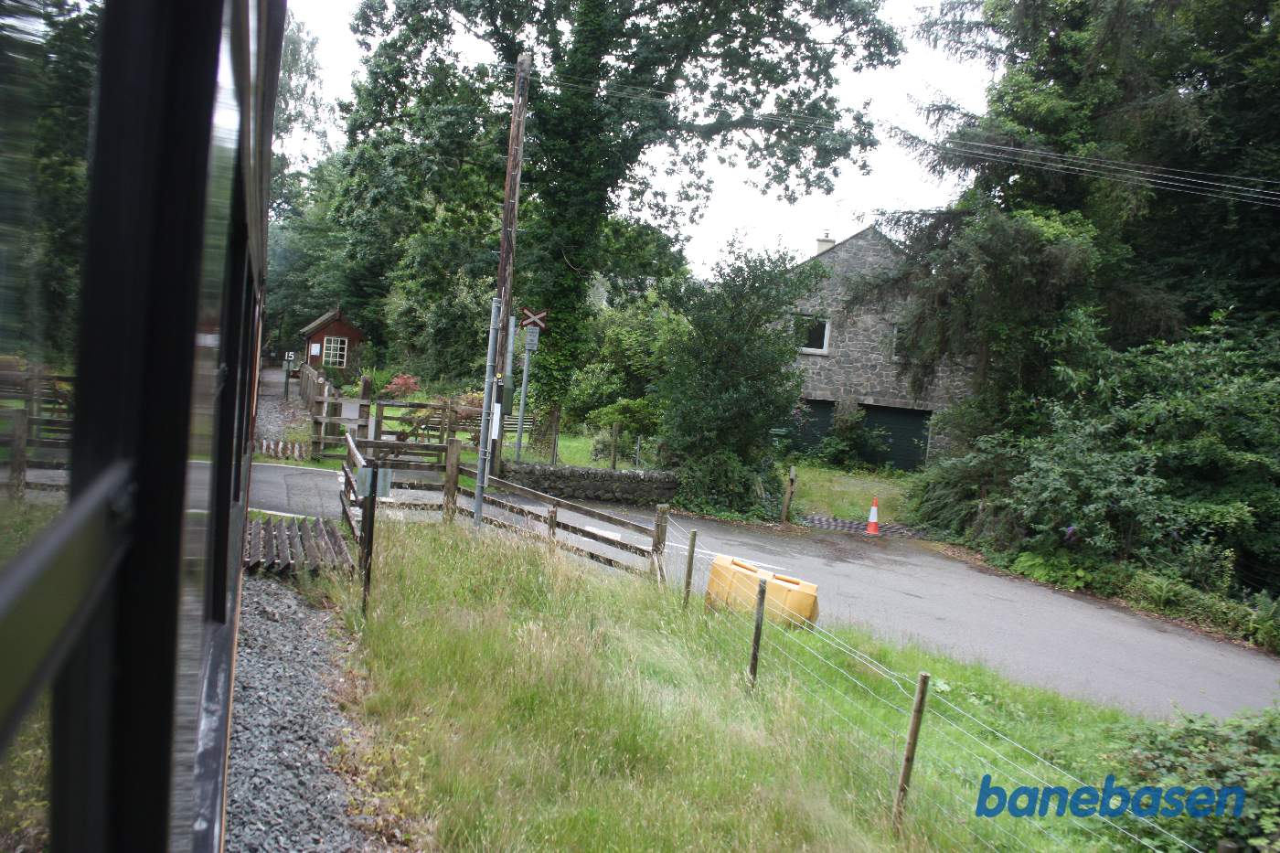 Vi krydser over vejen, og på den anden side ligger trinbrættet