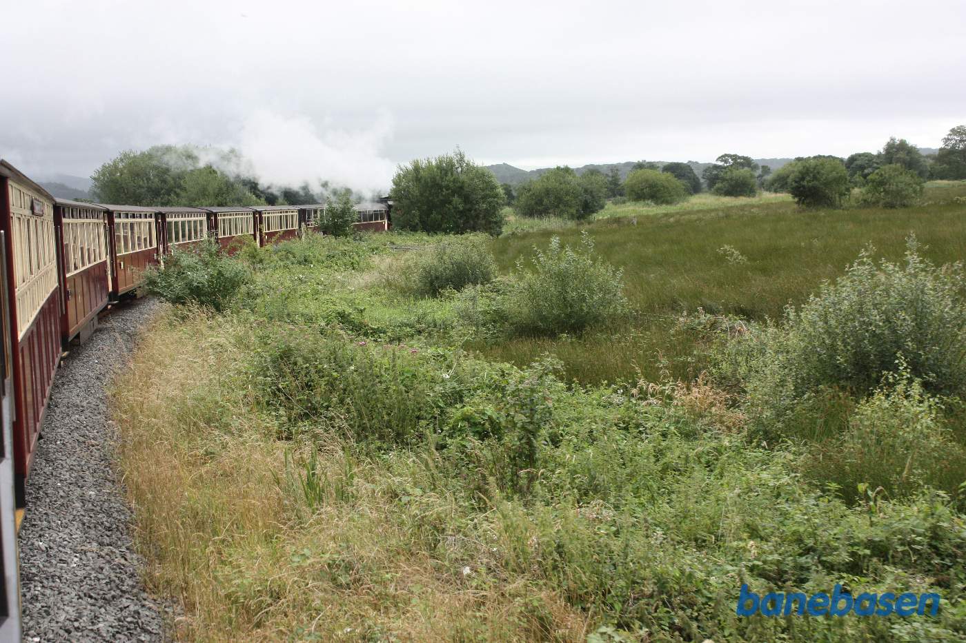 Vi kører på strækningen mellem Nantmore og Pont Croesor. Her er landskabet flade marker og mose