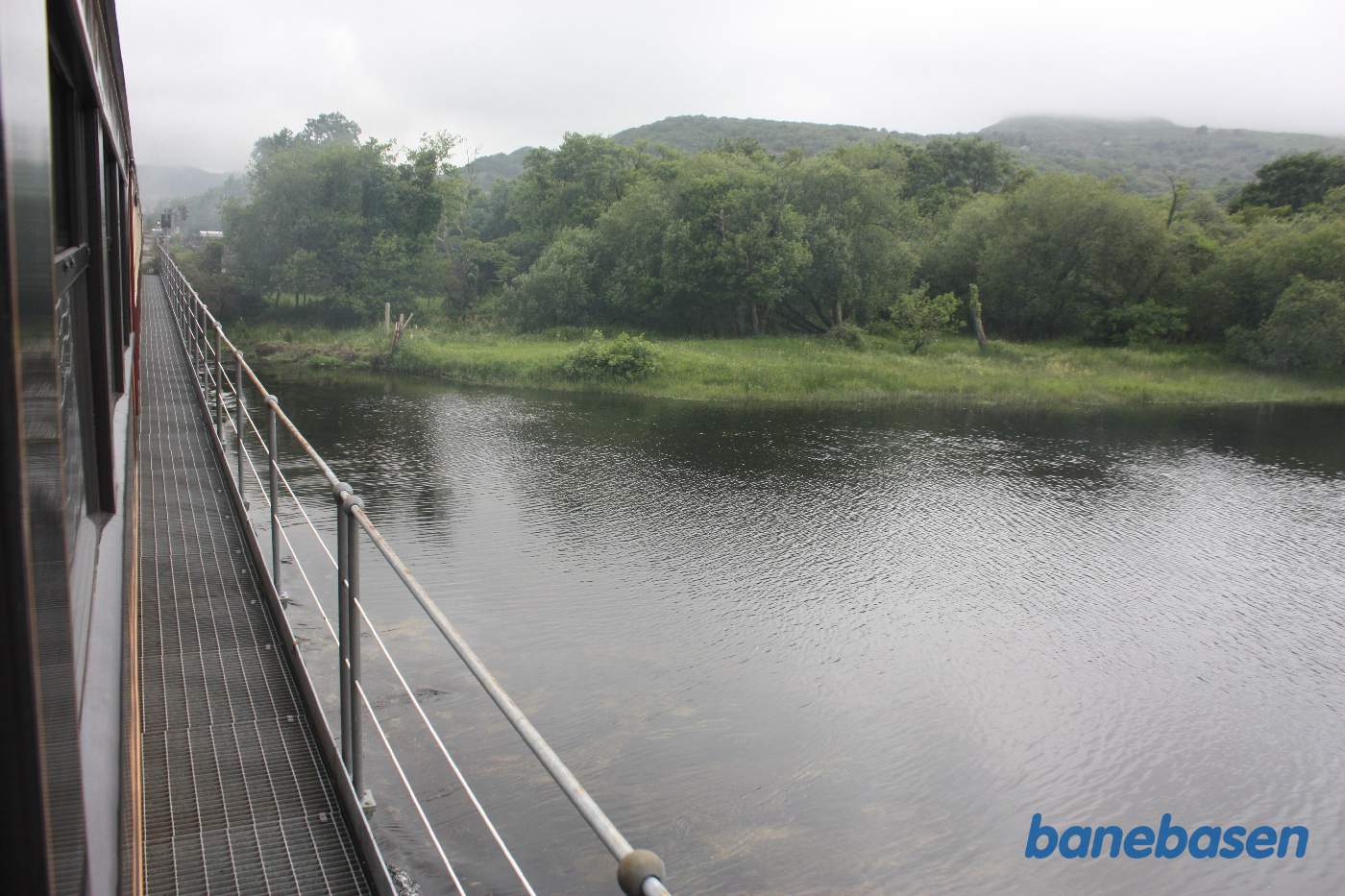 Vi kører på strækningen mellem Nantmore og Pont Croesor og krydser over floden