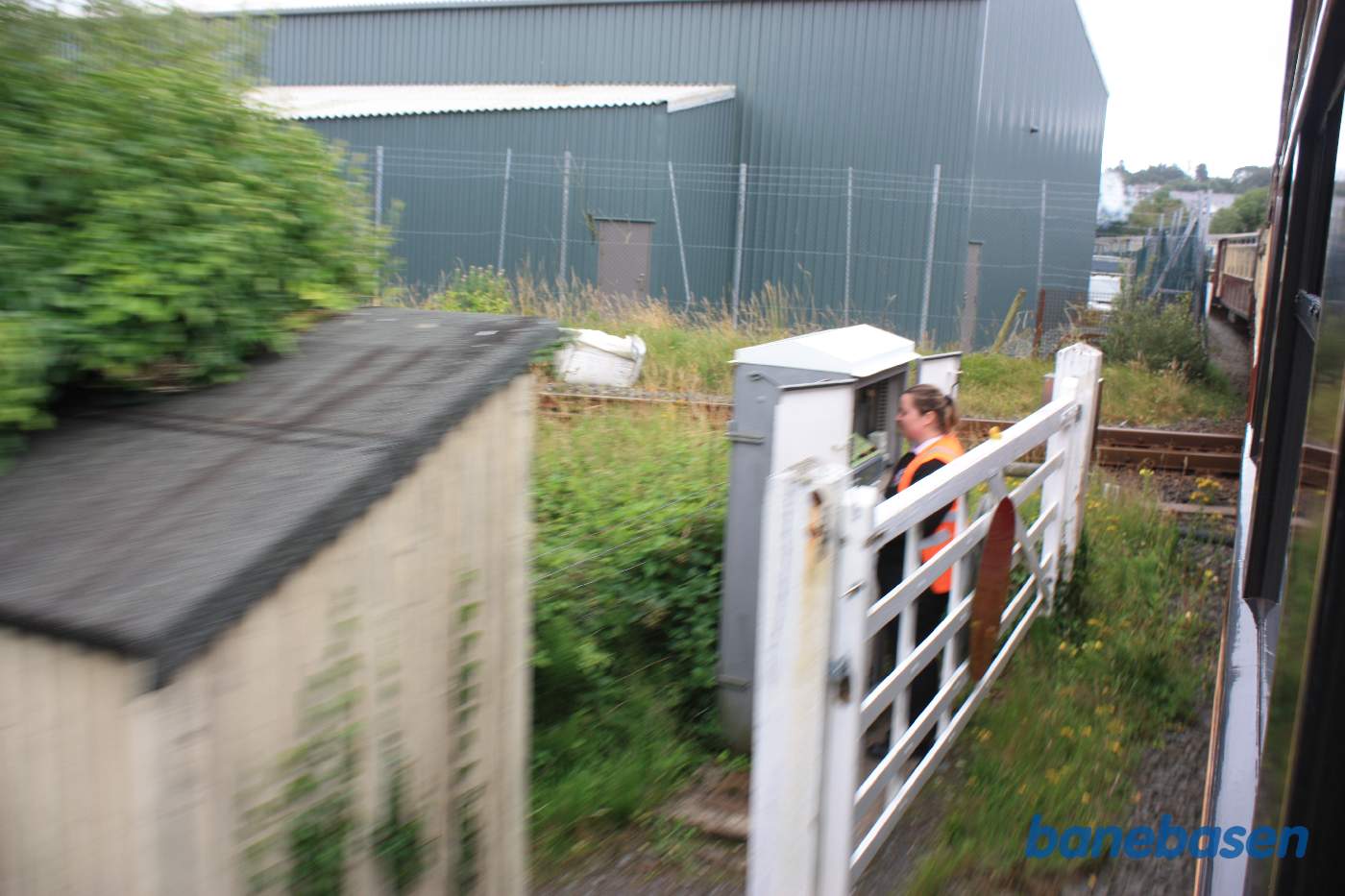 Lågen til normalsporsbanen er åben og damen kigger i skabet