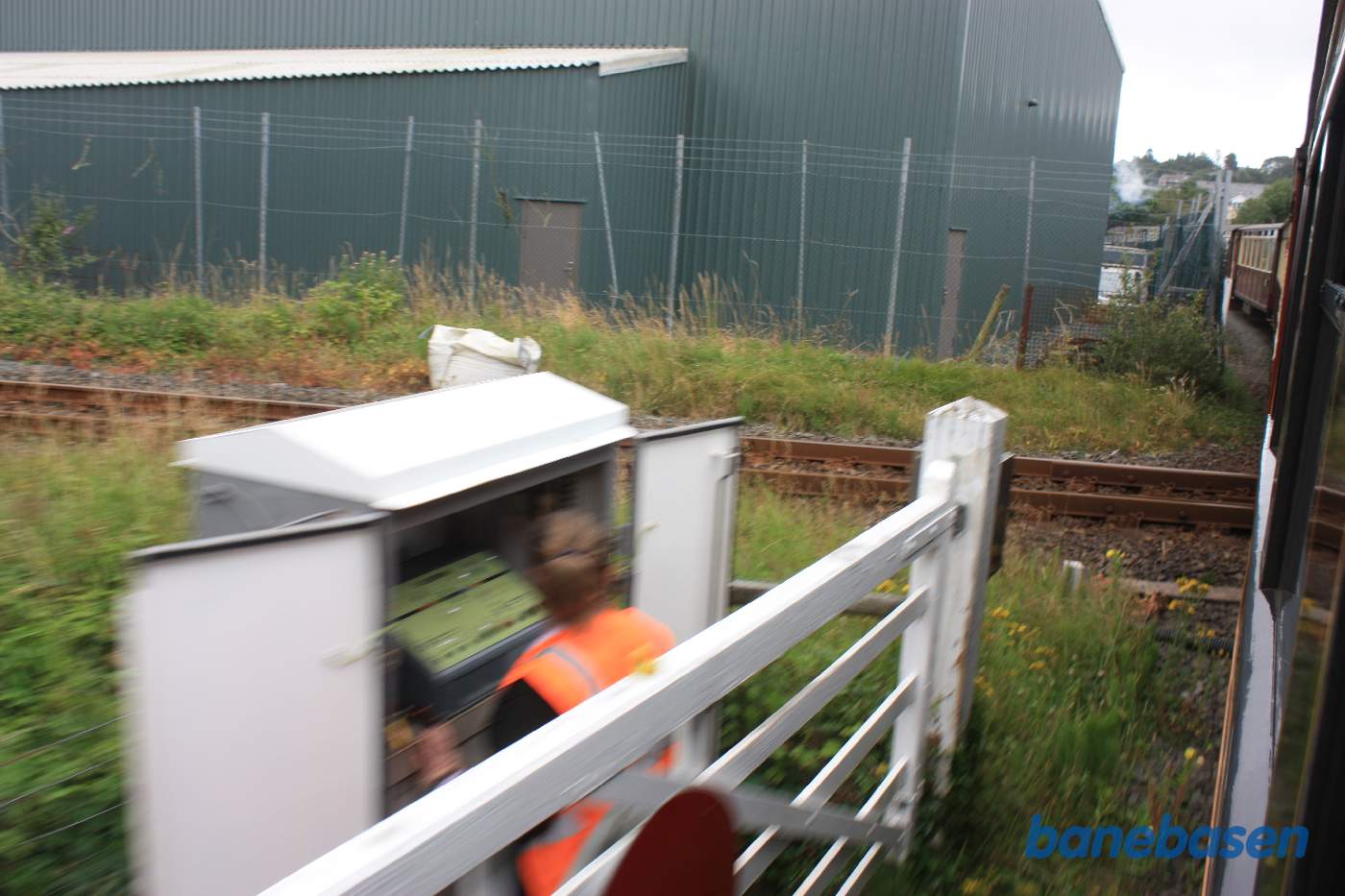 Lågen til normalsporsbanen er åben og damen kigger i skabet