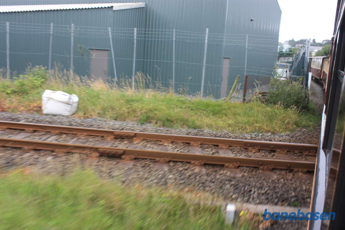 Så krydser vi over normalsporsbanen