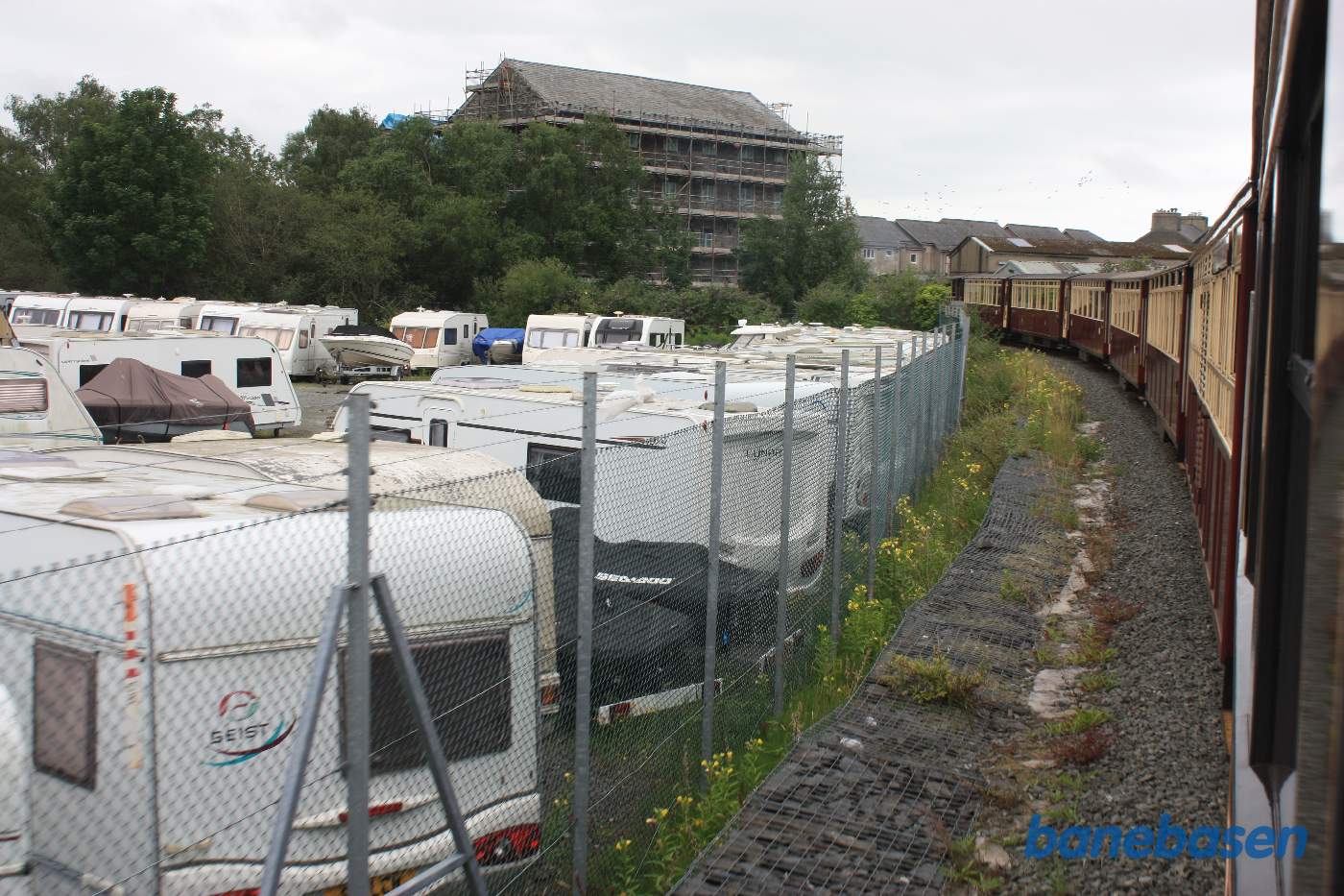 Vi kører ind mellem husene