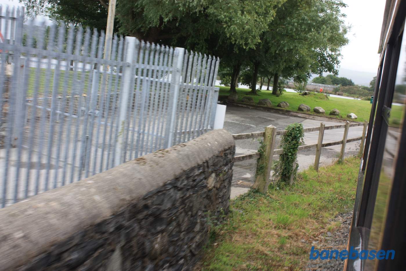 Vi kører langs parken