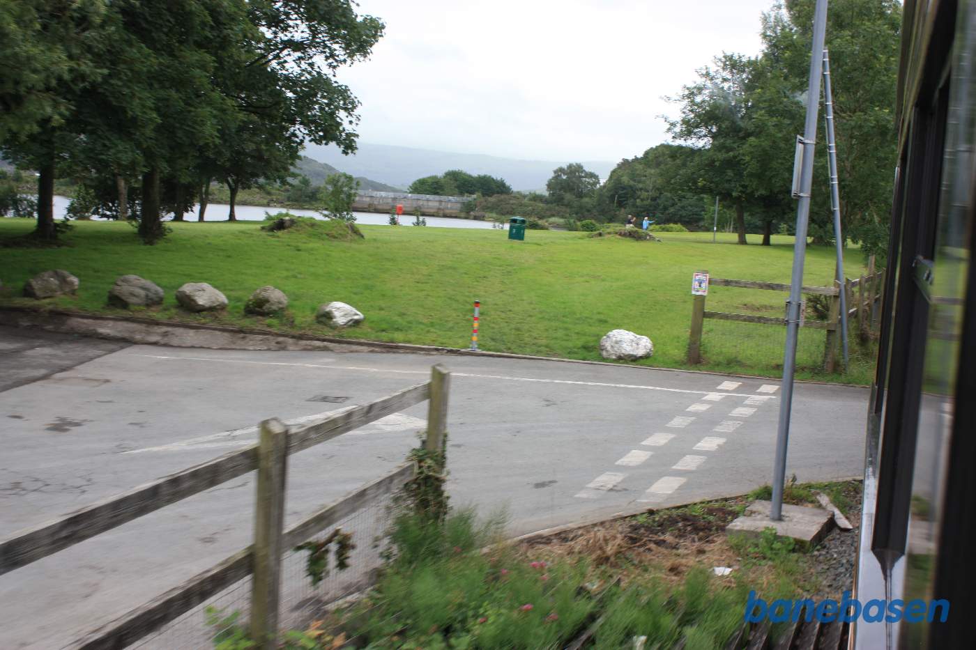 Vi kører langs parken