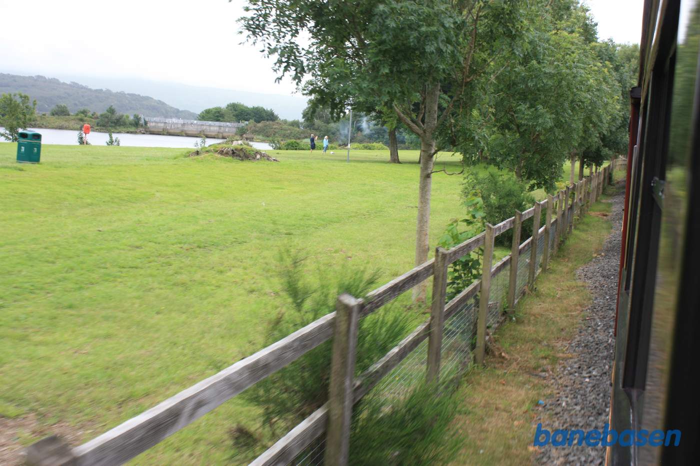 Vi kører langs parken