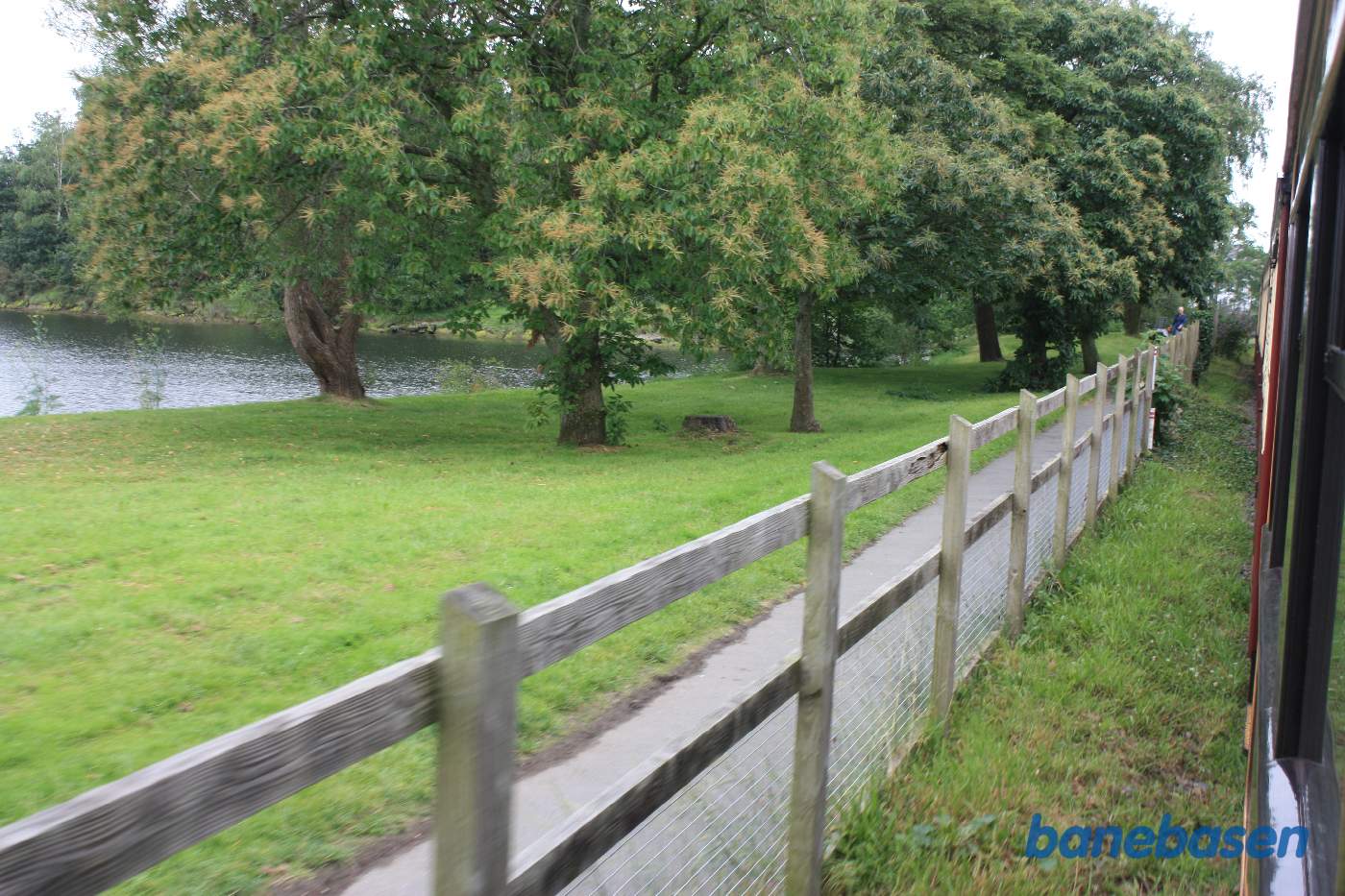 Vi kører langs parken