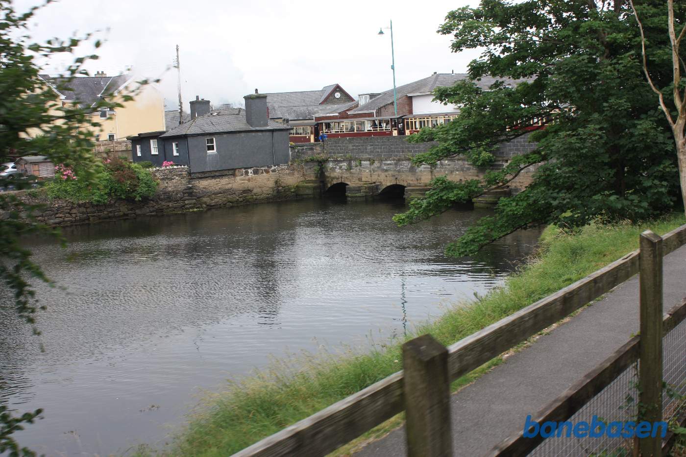 Vi kører over den kombinerede vej- og jernbanebro