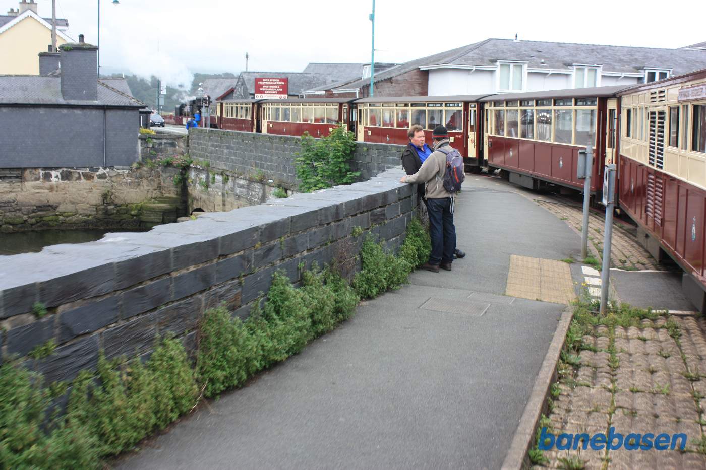 Vi kører over den kombinerede vej- og jernbanebro