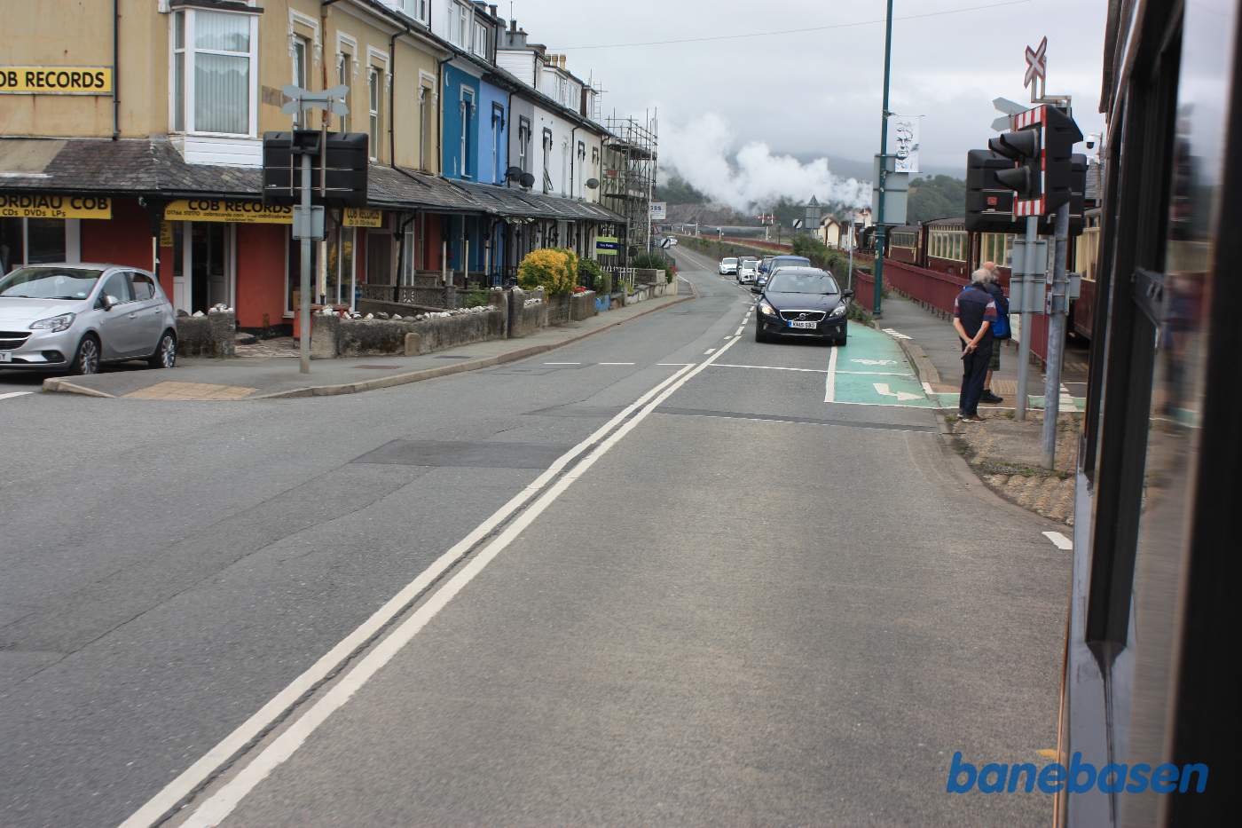 Vi kører ind på stationen
