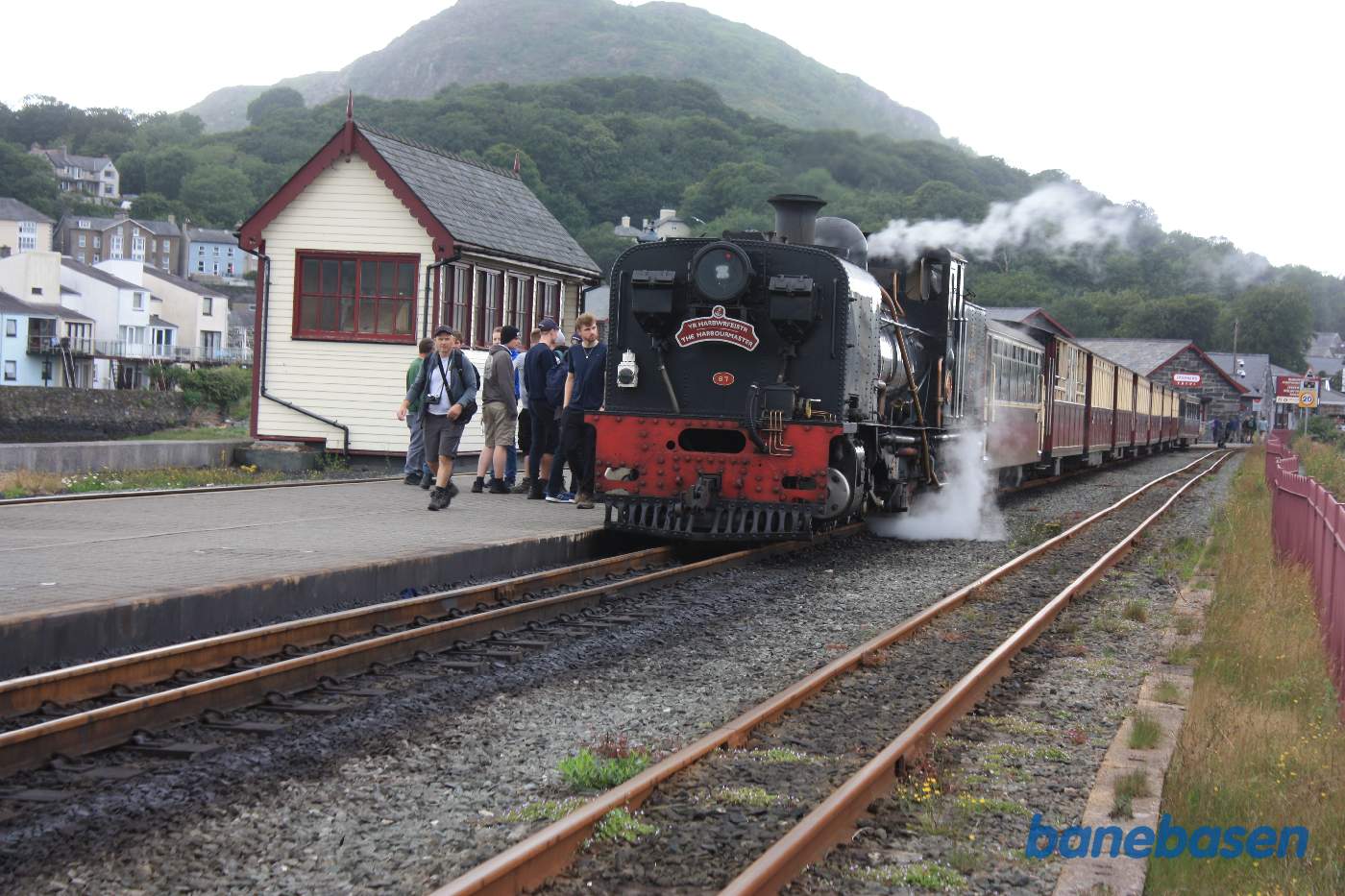 De rejsende stiger ud af toget