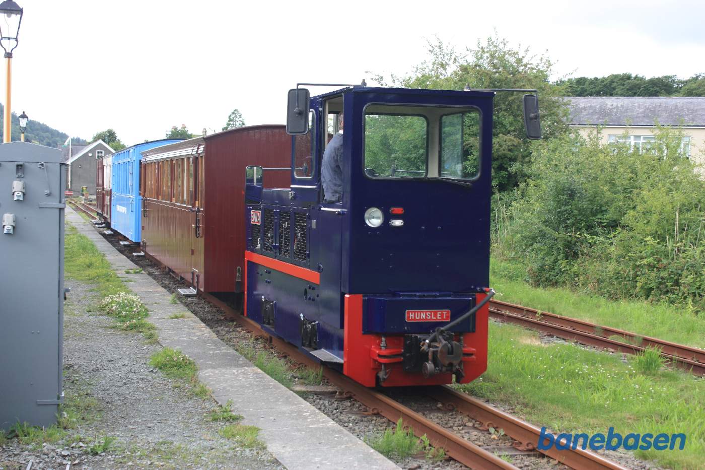 Toget triller ud af stationen