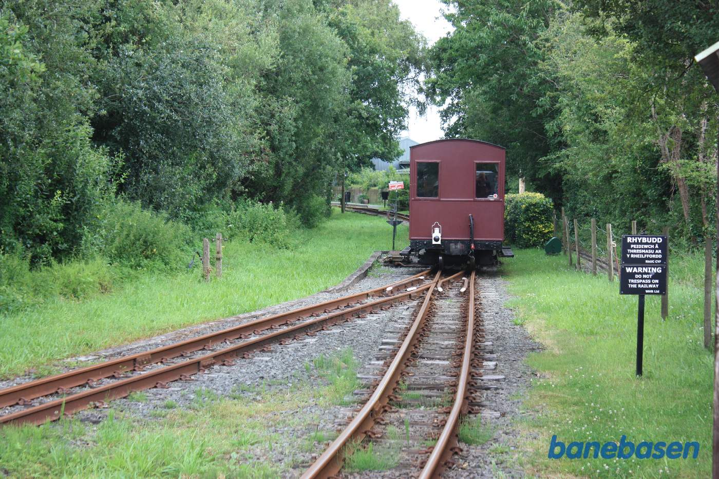 Toget triller ud af stationen