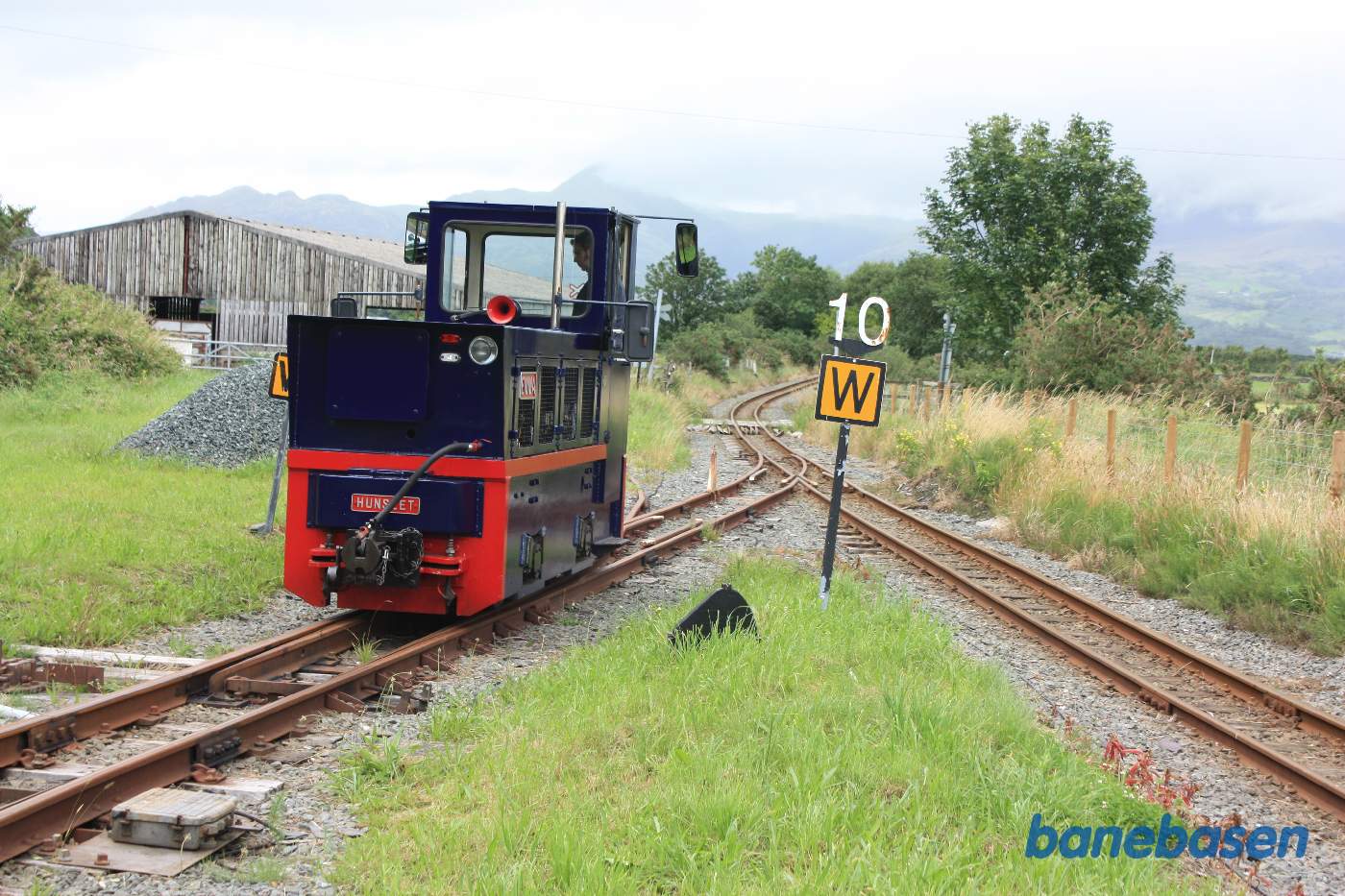 Diesellokomotivet omløber vognene
