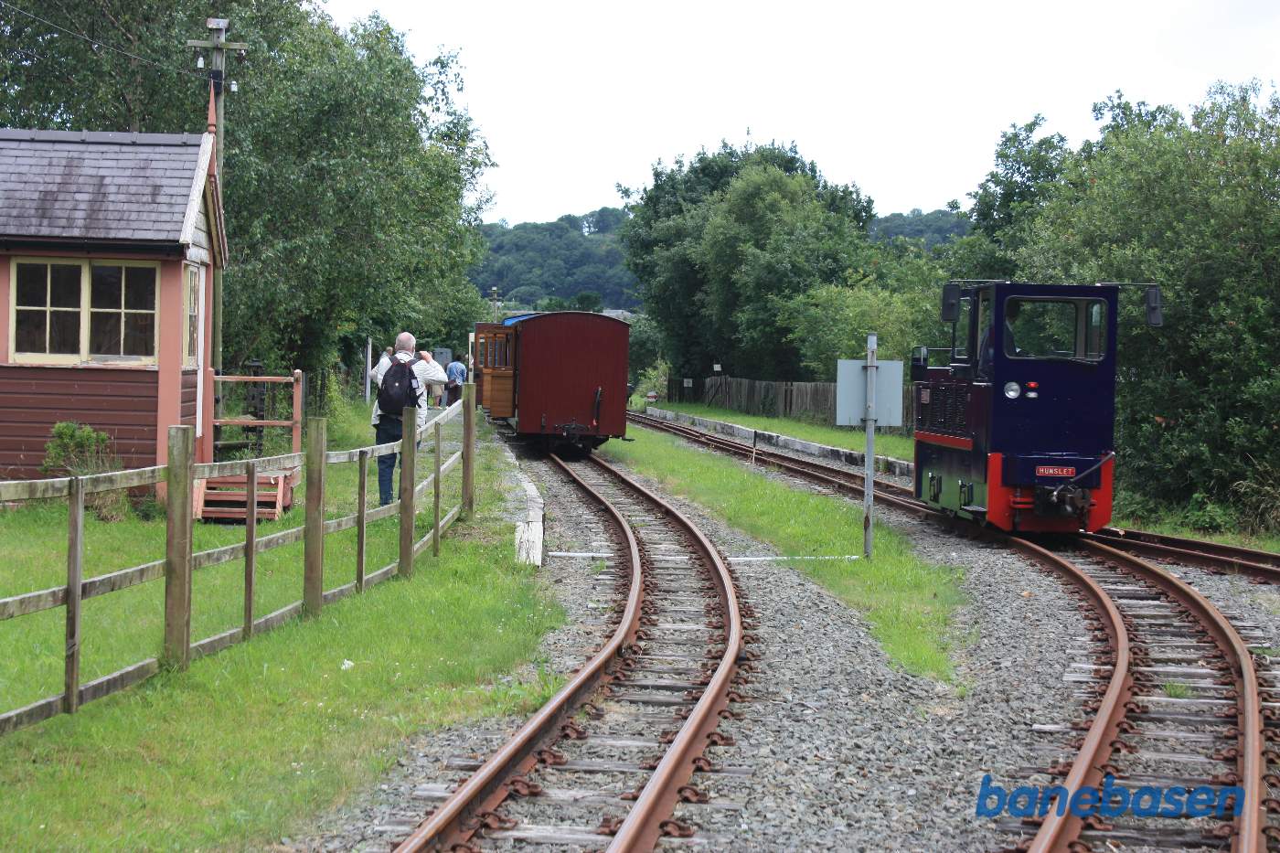 Diesellokomotivet omløber vognene