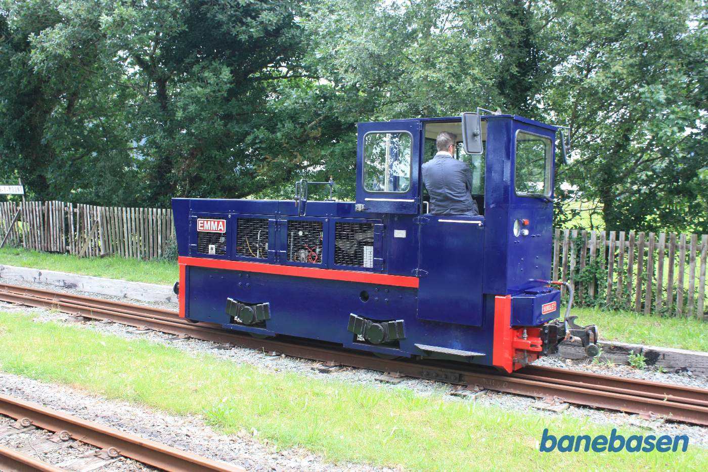 Diesellokomotivet omløber vognene