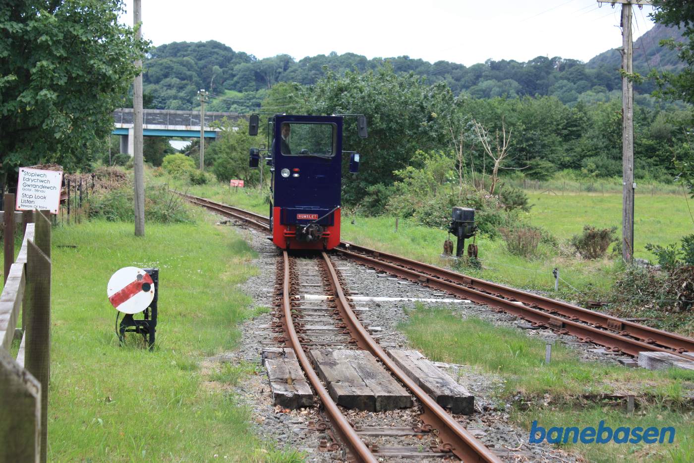 Diesellokomotivet omløber vognene