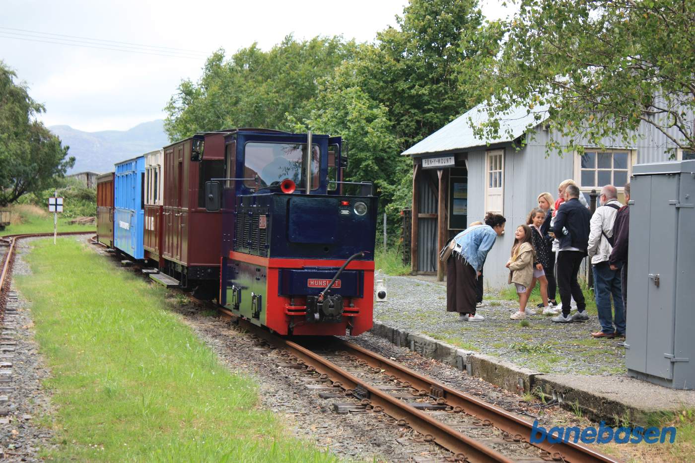 De rejsende på perronen