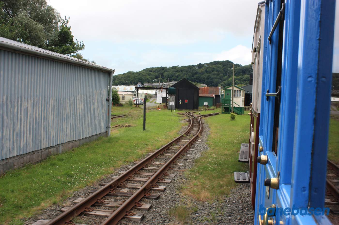 På vej ind på stationen