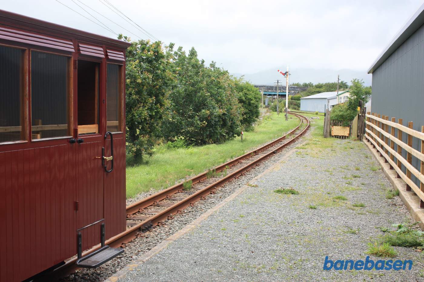 Persontoget holder ved perronen