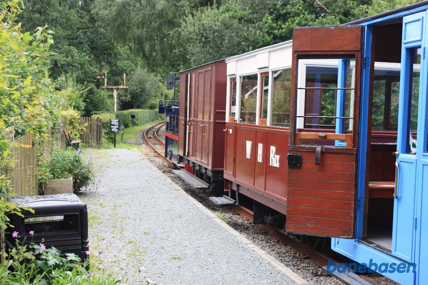 Persontoget holder ved perronen